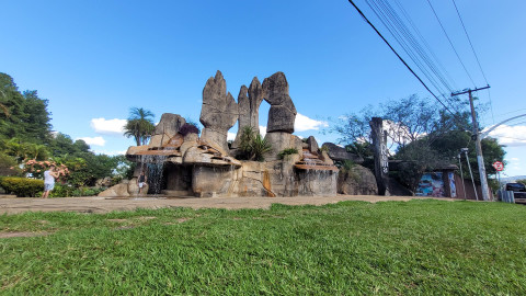 Monumento das &Aacute;guas na entrada de Caldas Novas 