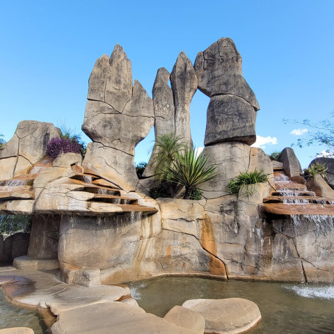 Imagem representativa: Monumento das Águas na entrada de Caldas Novas 