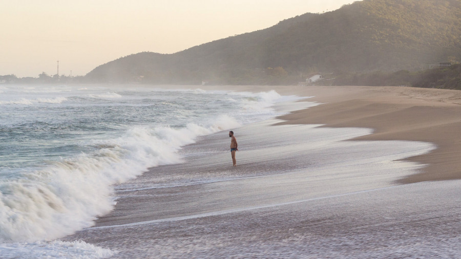 Imagem destauente: Nas areias de Floripa - Praia da Armação | Conheça Agora